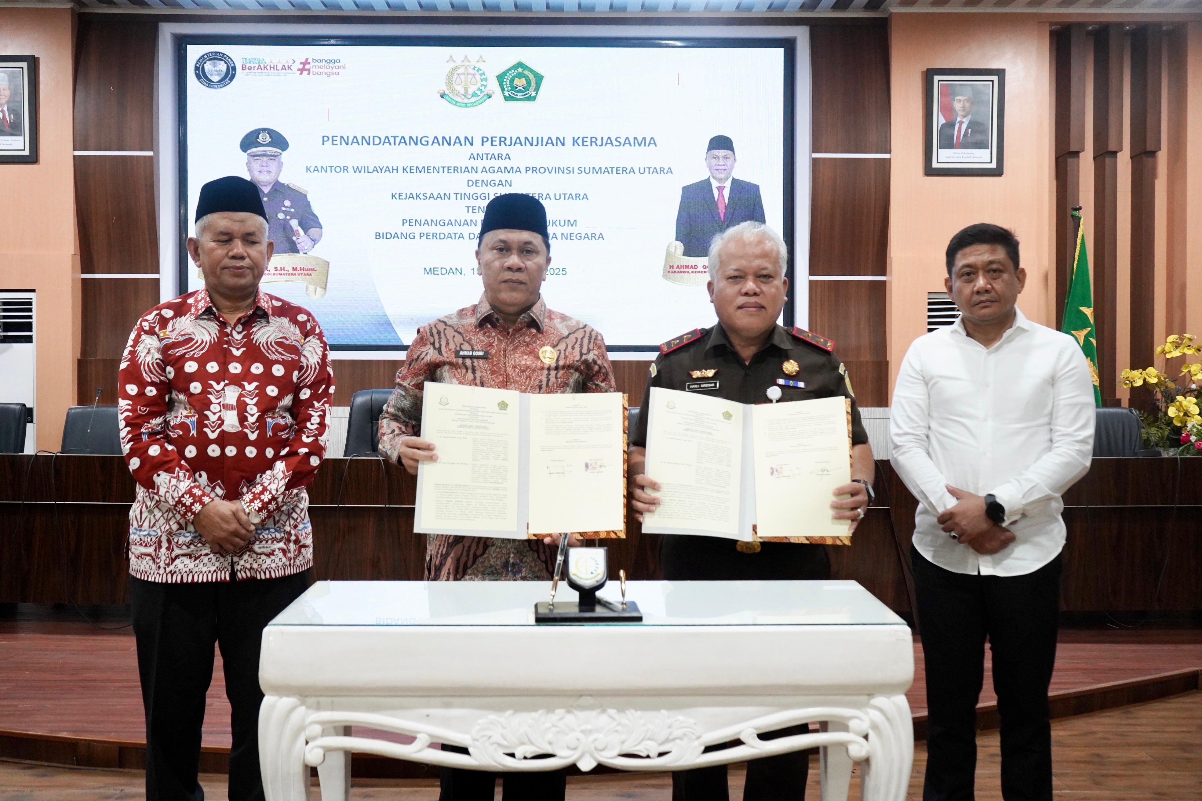 TANDA TANGAN: Kakanwil Kemenag Sumut dan Kejati Sumut tanda tangani kerja sama terkait penandatanganan hukum dan perdata. (Dok: Kemenag Sumut)