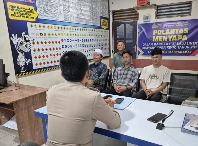 ARAHAN: Personel memberikan arahan ke warga masyarakat dalam melaksanaan Polantas Menyapa di Mapolres Labuhanbatu. (Dok: Fajar/Sumut Pos)