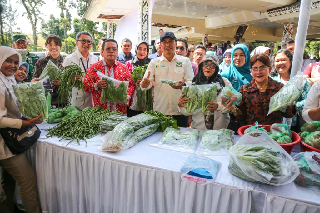 TANAM : Wali Kota Siantar Wesly Silalahi melihat hasil tanam pekarangan rumah. (Dok: istimewa for Sumut Pos)