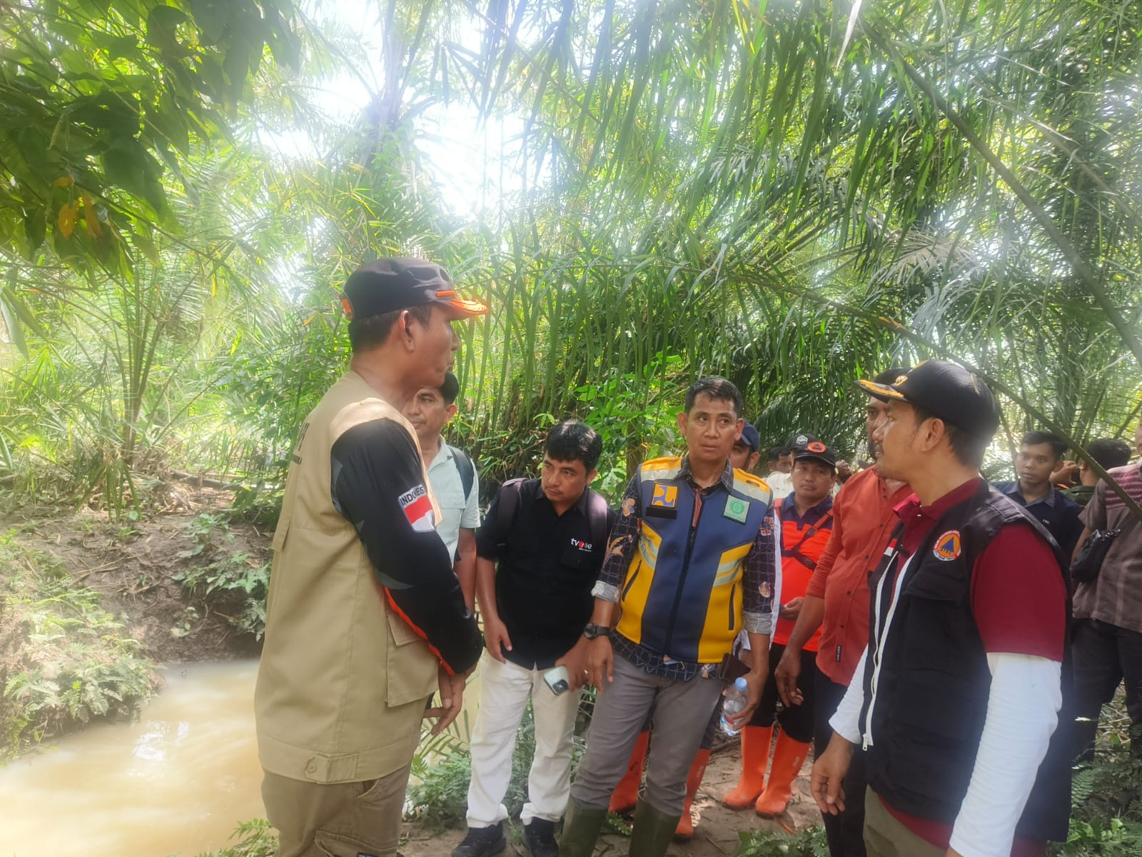 TINJAU: Wali Kota Iman Irdian Saragih meninjau di lokasi cabang sungai , bersama kepala BPBD Chairun Nasrin Nst dan Juga bersama Kadis PU. (Dok: Diskominfo Tebingtinggi)