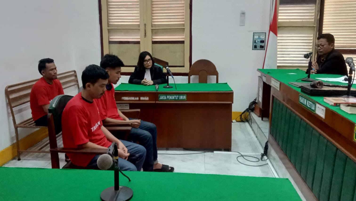 SIDANG: Ketiga terdakwa kurir ganja asal Aceh, menjalani sidang tuntutan di PN Medan, Kamis (16/10/2025). (Dok: istimewa for Sumut Pos)