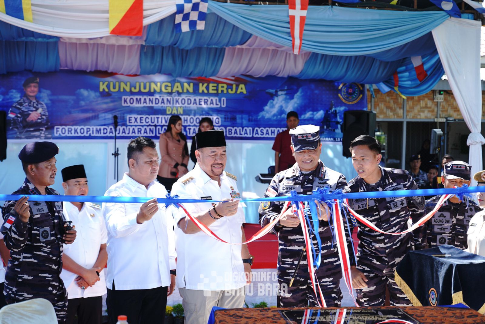 PITA: Kodaeral I, Laksamana Muda TNI Deny Septiana foto bersama dengan Bupati Batubara H. Baharuddin Siagian, saat gunting pita peresmian Pendopo Kencono di Mako Lanal Tanjung Balai Asahan.