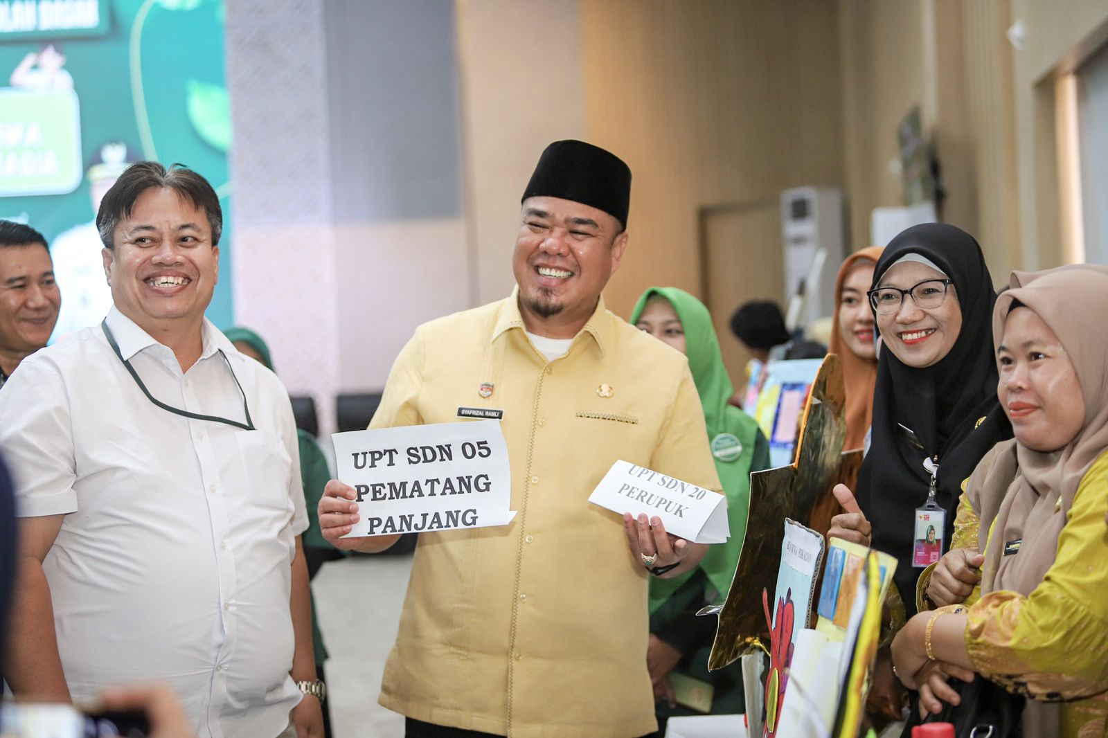 PANEN: Wakil Bupati Batu Bara Syafrizal, secara resmi membuka kegiatan Panen Karya Project Lentera dan Guru FASDA Grant Batu Bara, di Kantor Bupati Batu Bara. (Dok: Komimfo Batubara)