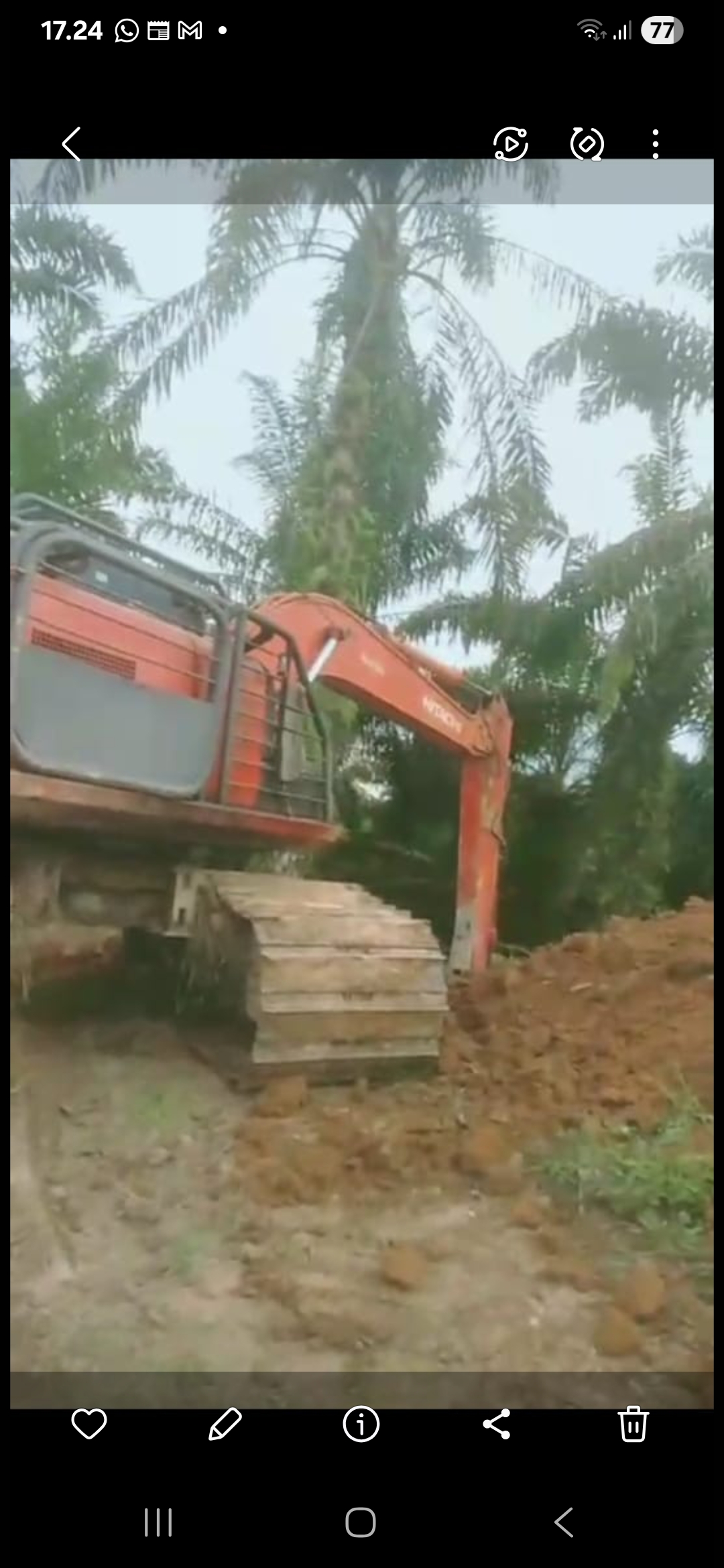 PARIT: PTPN IV Sei Putih lakukan pengorekan untuk membuat parit pembatas di Dusun IV Cintai Damai (Sigen) Desa Galang Barat, Kecamatan Galang. (Dok: istimewa)