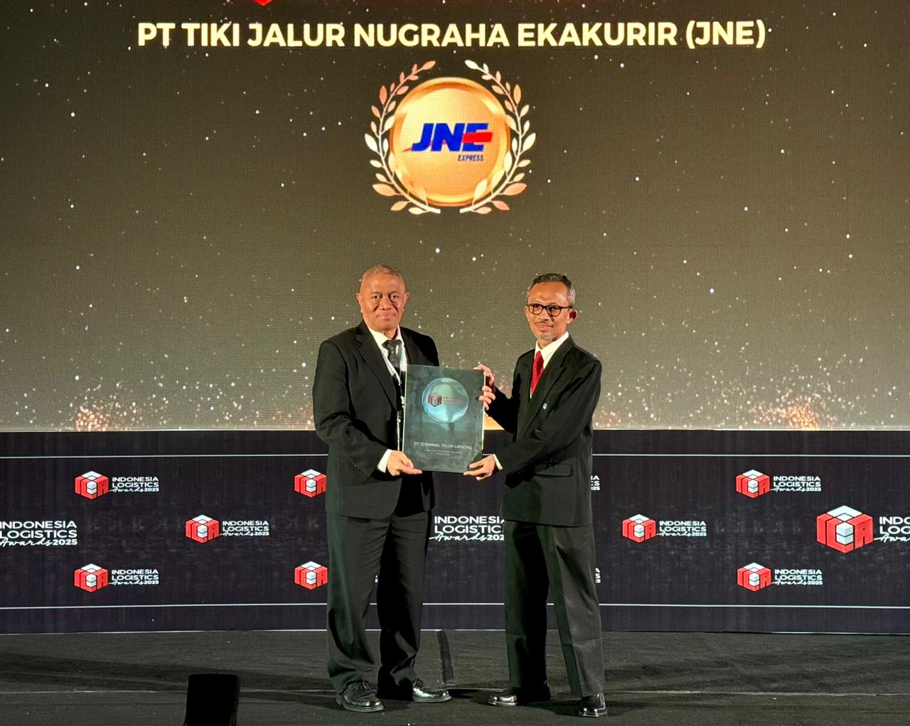 PENGHARGAAN: JNE kembali meraih penghargaan Courier of The Year di Indonesia Logistics Awards 2025 yang diberikan langsung kepada M. Feriadi Soeprapto selaku Presiden Direktur JNE di Hotel JS Luwansa