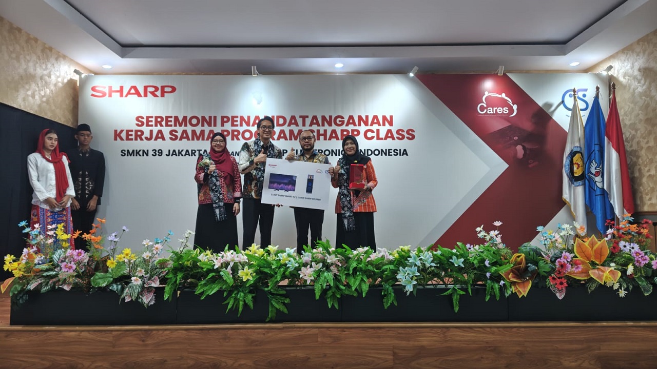 BERIKAN: Pandu Setio, PR & Brand Communication Head Department, PT Sharp Electronics Indonesia memberikan 1 unit Smart TV dan 1 unit Speaker secara simbolis kepada Rugiyanto, M.Pd.