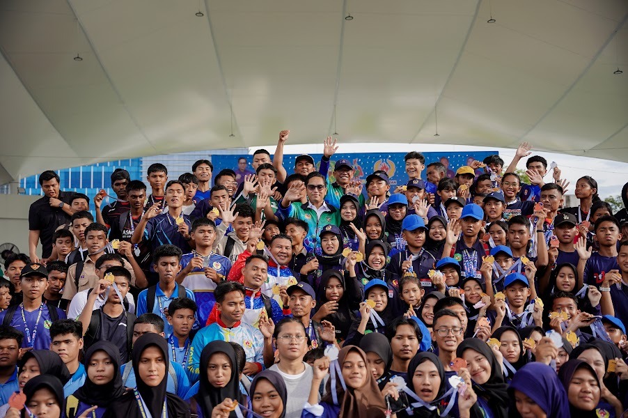 Wali Kota Medan, Rico Tri Putra Bayu Waas bersama para atlet peraih medali pada Porkot Medan XV tahun 2025 di Lapangan Merdeka, Jumat (17/10/2025). (Dok KONI Medan).