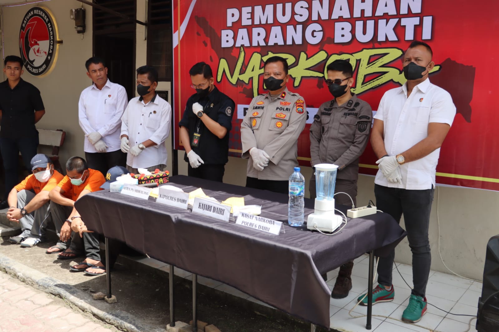 MUSNAH: Wakapolres Dairi Kompol Diarma Munthe bersama jajaran, serta perwakilan Pengadilan, Kejaksaan dan Penasehat Hukum saat memusnahkan barangbukti narkoba seberat 697,7 gram.(Dok: istimewa)