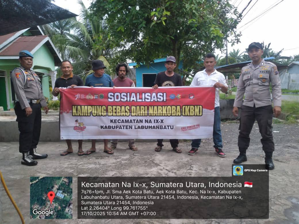 SOSIALISASI: Personel Polsek Na IX-X saat melakukan sosialisasi kepada masyarakat. (Dok: Polsek Na IX-X).