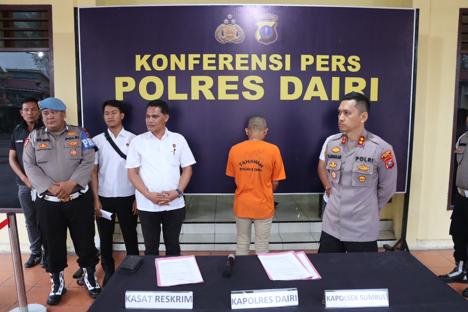 PERS: Kapolres Dairi AKBP Otniel Siahaan saat konfrensi pers dan menunjukkan tersangka pelaku pencabulan. (Dok: Rudy Sitanggang/Sumut Pos)