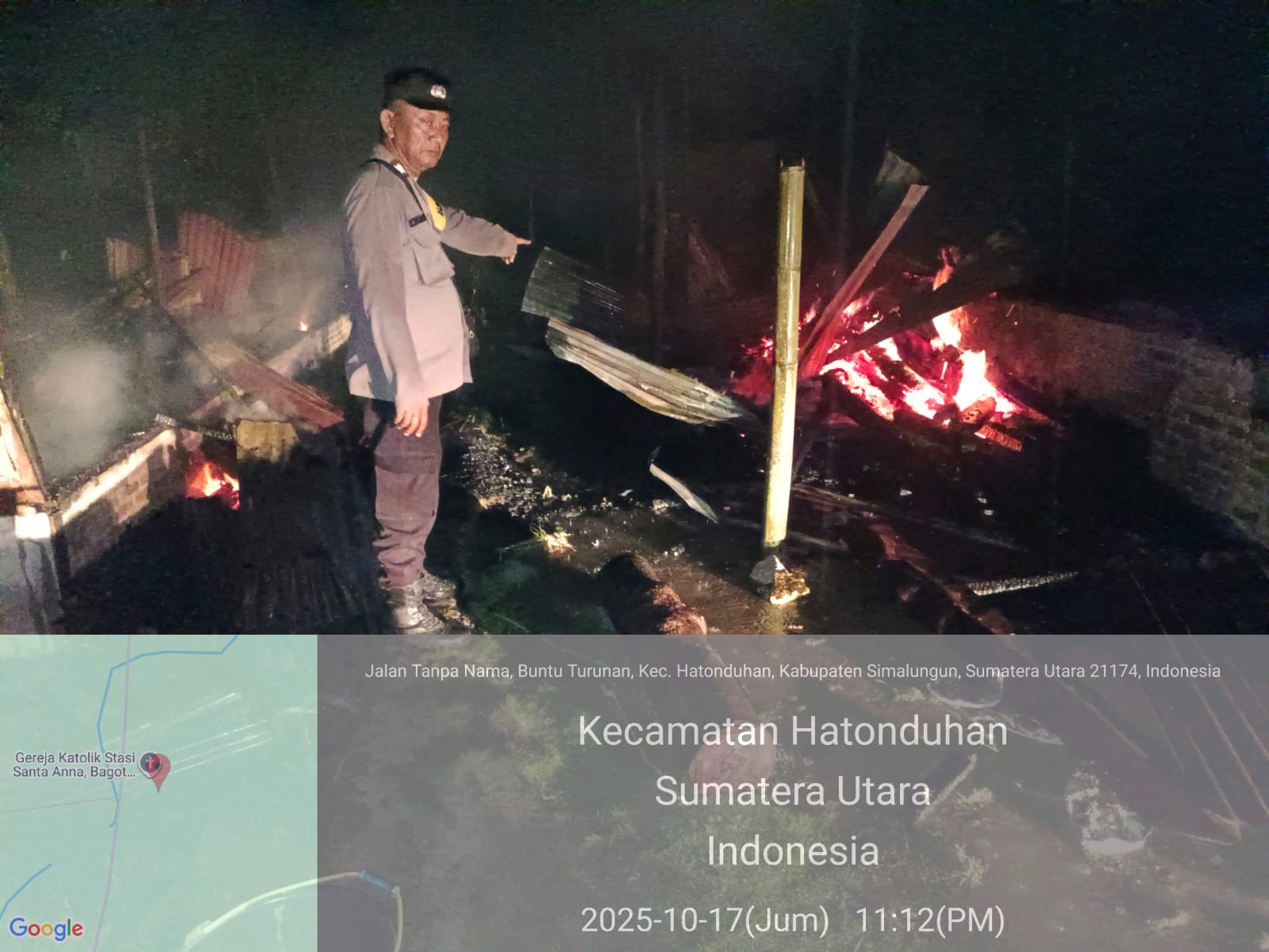 TERBAKAR: Polisi menunjukkan kondisi rumah koran yang terbakar diduga dilakukan oleh anak yang marah pada orang tuanya. (Dok: istimewa for Sumut Pos)