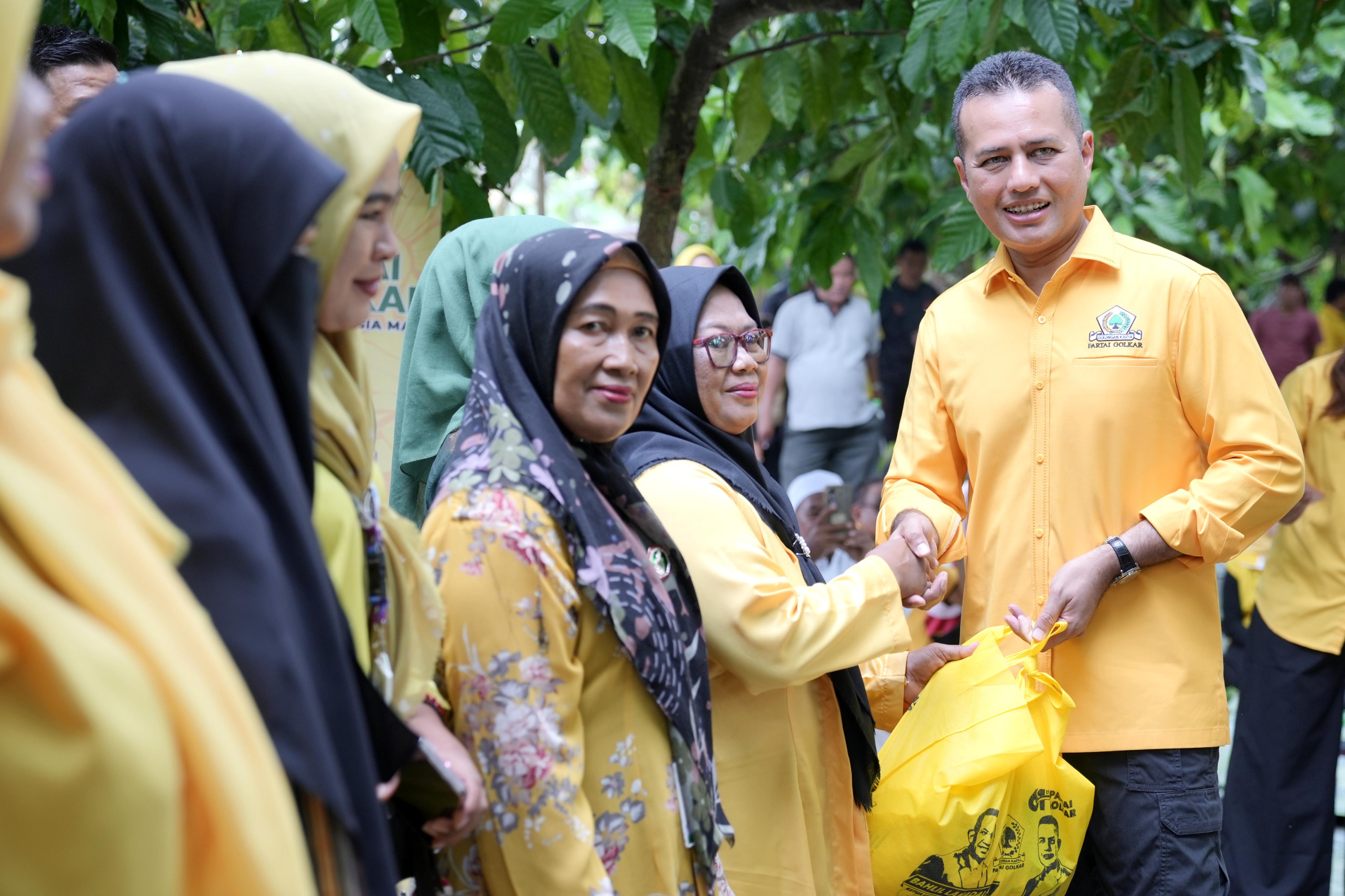 SEMBAKO: Ketua Umum Partai Golkar, Musa Rajekshah saat memberikan sembako ke warga jelang HUT Golkar. (Dok: Golkar Sumut)