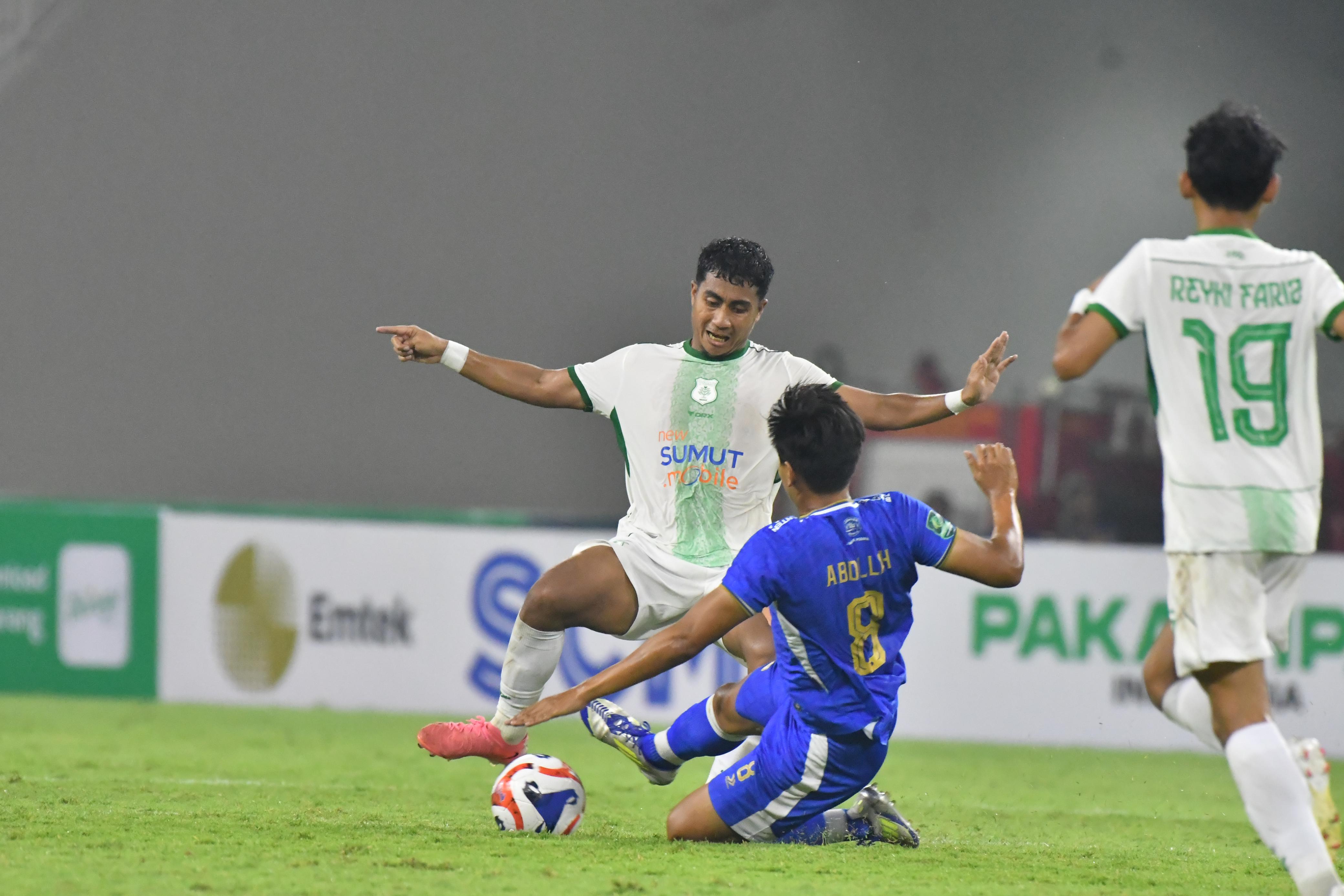 Pemain PSMS dan Adhyaksa FC berebut bola dalam pertandingan lanjutan Pegadaian Championship di Banten International Stadium, Sabtu (18/10/2025). (MO PSMS)