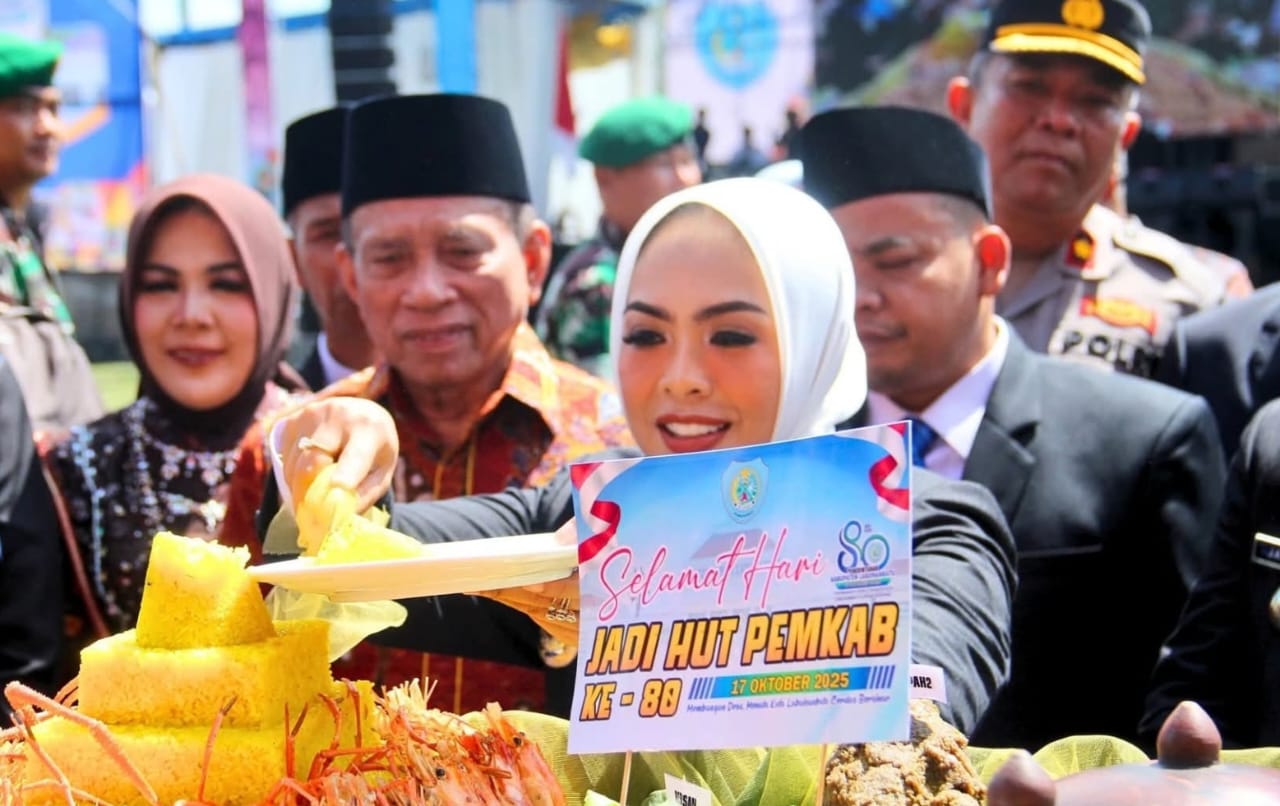 Bupati Labuhanbatu melakukan pemotongan nasi tumpeng di acara resepsi HUT ke-80 Pemkab Labuhanbatu (FAJAR/SUMUT POS)