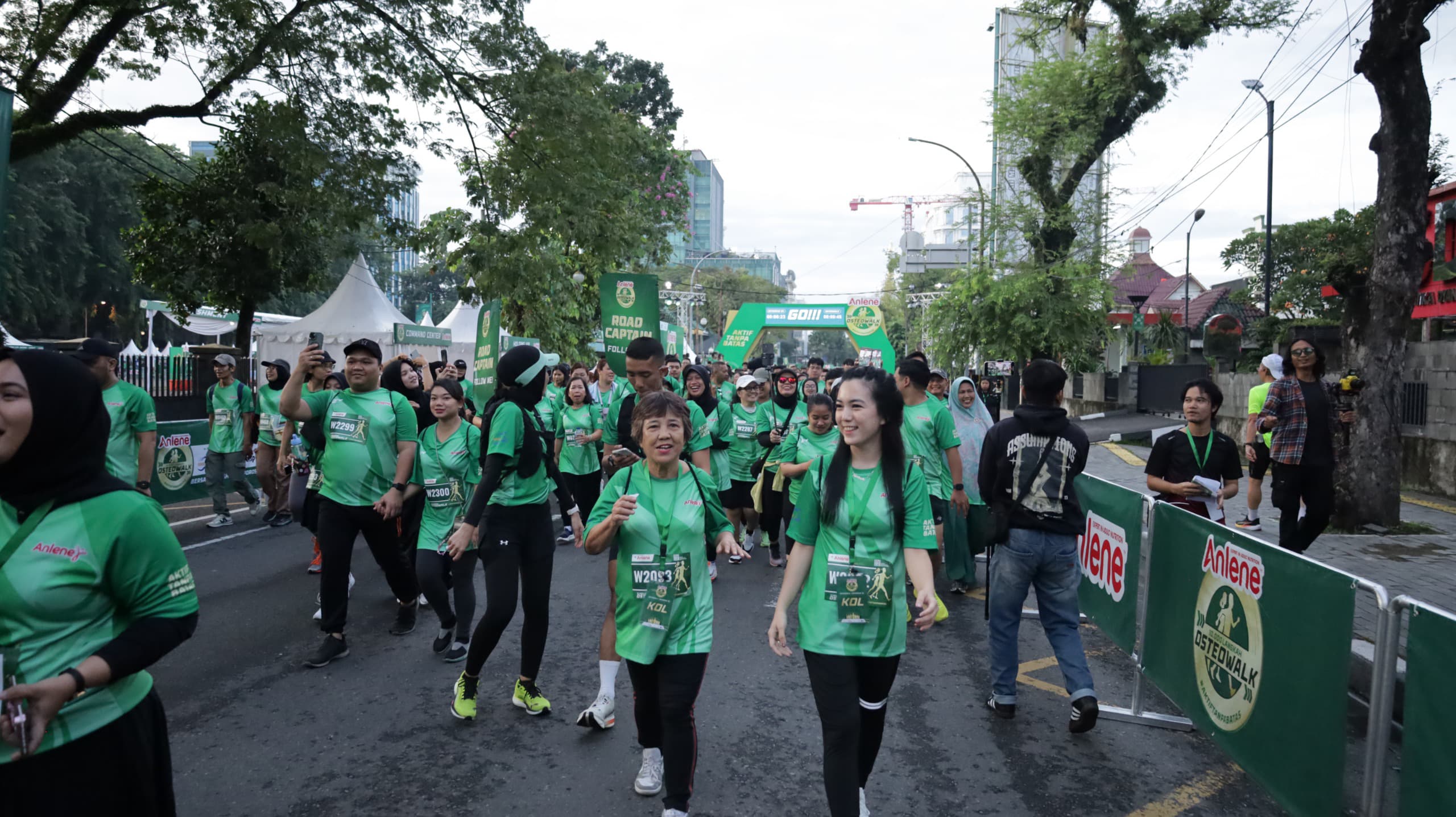 Ribuan warga Medan mengikuti kegiatan Anlene&trade; OsteoWalk 10.000 Langkah di Lapangan Benteng pada (19/10/2025). (Foto : Fonterra Brands Indonesia)