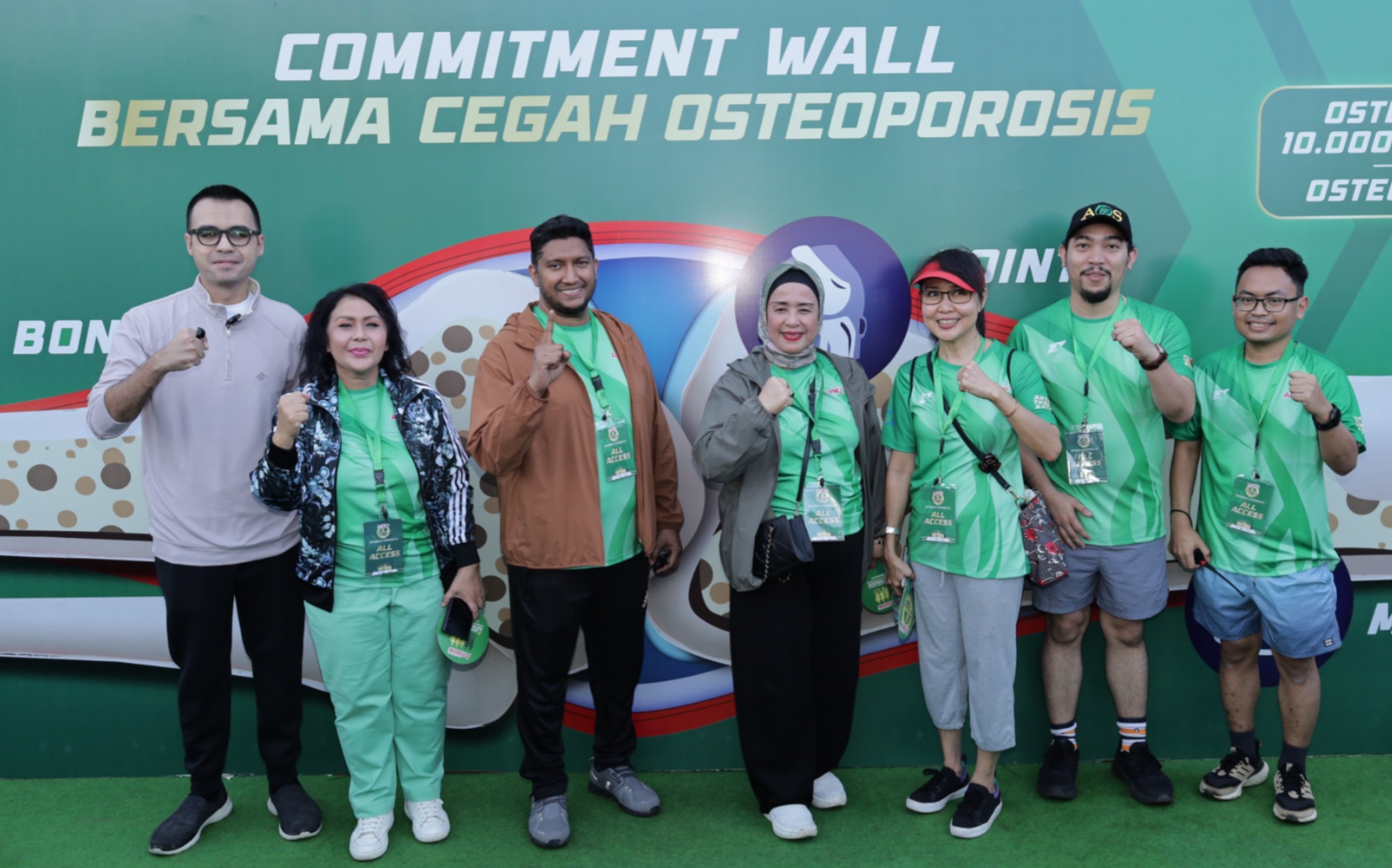 Marketing Fonterra Brands Indonesia, Farzad Fazi foto bersama  Ketua Umum Pengurus Besar Perhimpunan Osteoporosis Indonesia (PB.PEROSI Dr. dr. Tirza Z. Tamin, Sp.KFR, M.S(K), FIPM (USG).