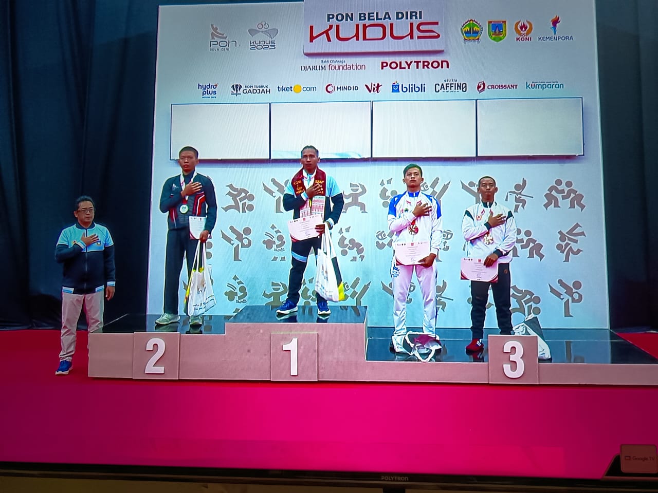 MEDALI EMAS: Andri Irwansyah Silaen berada di podium usai meraih medali emas dari cabor sambo di PON Bela Diri 2025. (Dok KONI Medan)