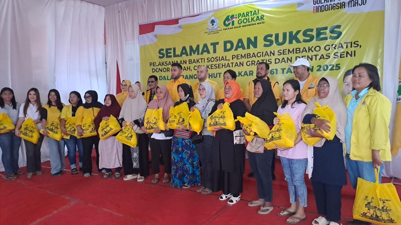 Ketua DOD Partai Golkar Kota Medan, Rahmaddian Shah foto bersama menerima bantuan sembako di acara memeriahkan HUt ke-60 Golkar. (ISTIMEWA/SUMUT POS)