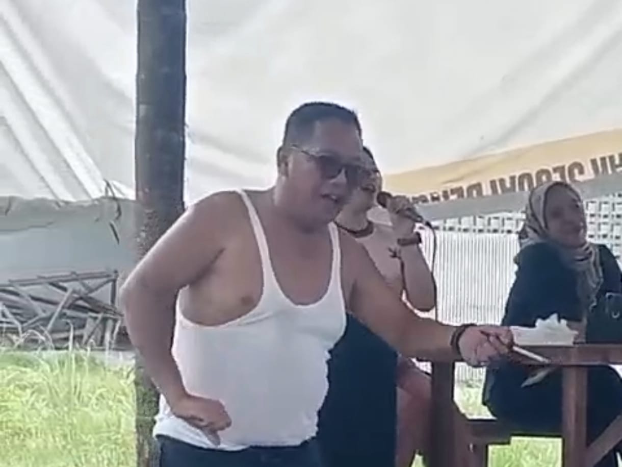 Potongan video Dewas PDAM Tirtasari Binjai saat berjoget ria yang diiringi nyanyian dari seorang penyanyi wanita. (Istimewa/Sumut Pos)