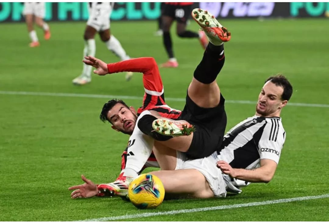 Duel Theo Hernandez (AC Milan) dengan Federico Gatti (Juventus). (Isabella Bonotto/AFP)