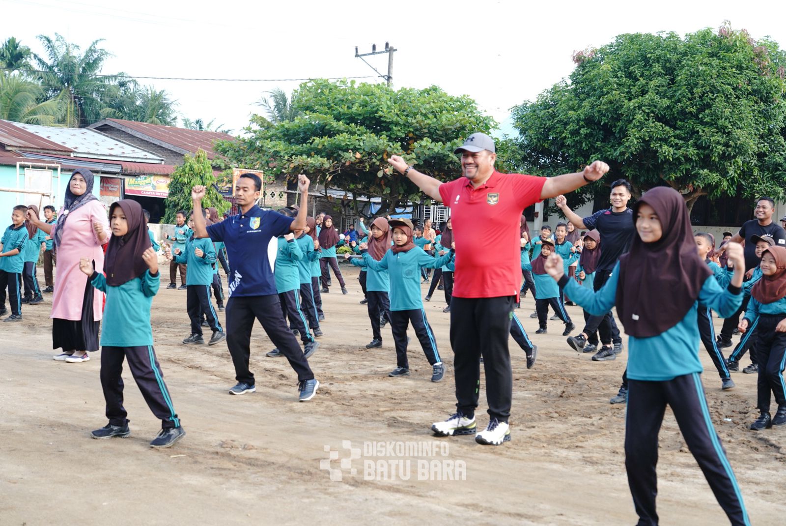 Bupati Batubara H. Baharuddin Siagian, S.H., M.Si saat olah raga jalan pagi dengan masyarakat, Sabtu (18/10/2025). (Komimfo Batubara/ Sumut Pos)