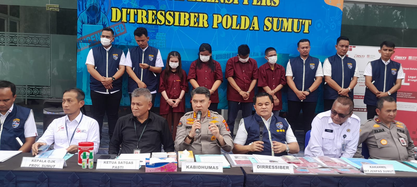 Kombes Pol Doni Satrya Sembiring didampingi Kombes Pol Ferry Walintukan, Kepala OJK Provinsi Sumut, Khoirul Muttaqien dalam Konferensi Pers, di Polda Sumut, Rabu (15/10). (Sumut Pos/Dokumen Pribadi)
