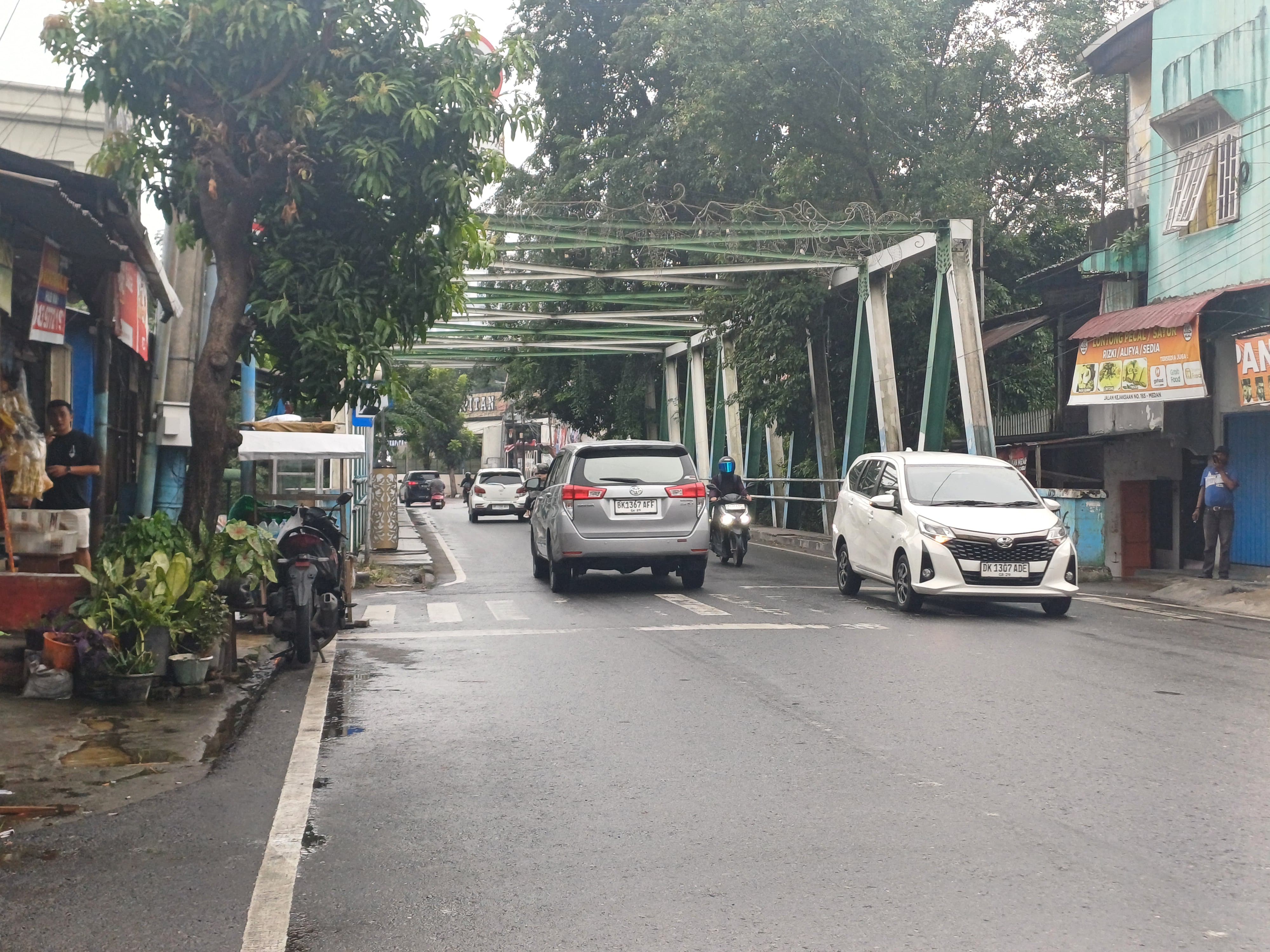 Kendaraan masih melintas tanpa hambatan di atas Jembatan Jalan Kejaksaan, Kota Medan. (Markus Pasaribu/Sumut Pos)