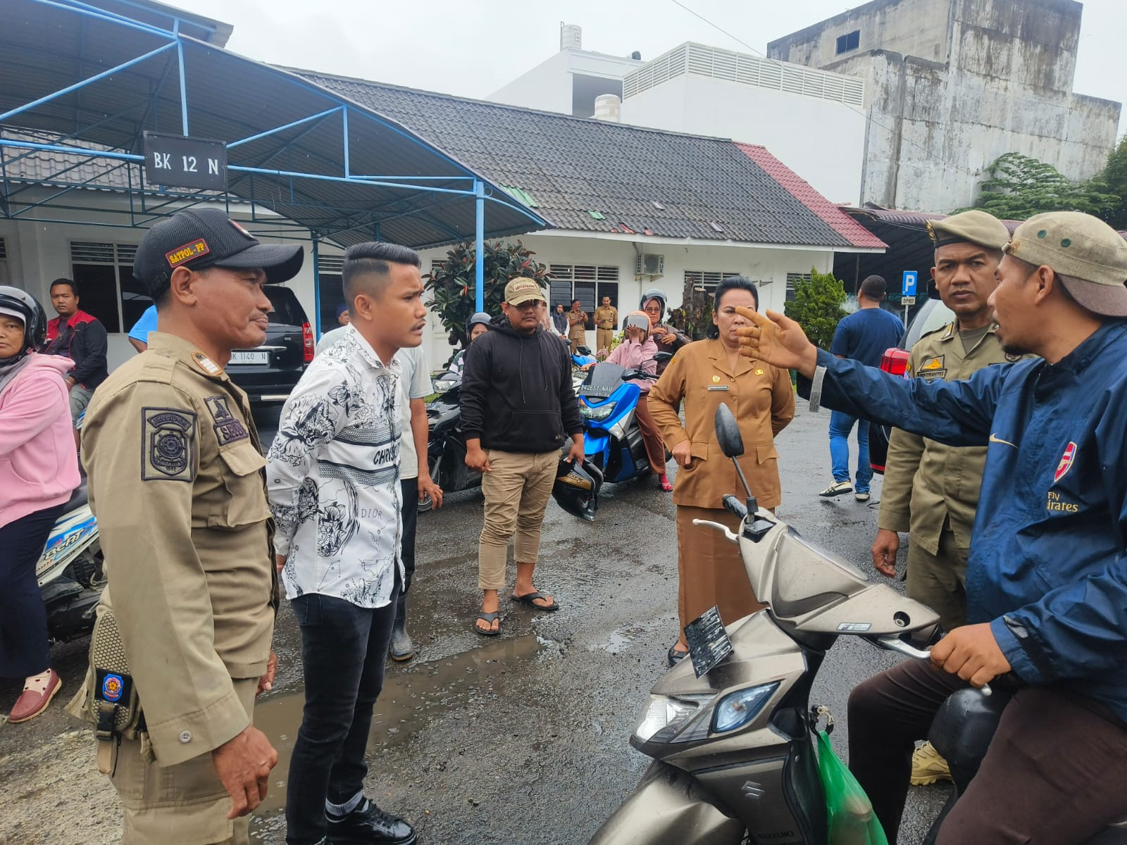 Anggota DPRD Kota Tebingtinggi dari Fraksi Golkar, Malik Syahputra Purba (berbaju putih motif hitam), bersama Kadis Perdagangan Kota Tebingtinggi, Marimbun Marpaung  berdiskusi dengan pedagang.