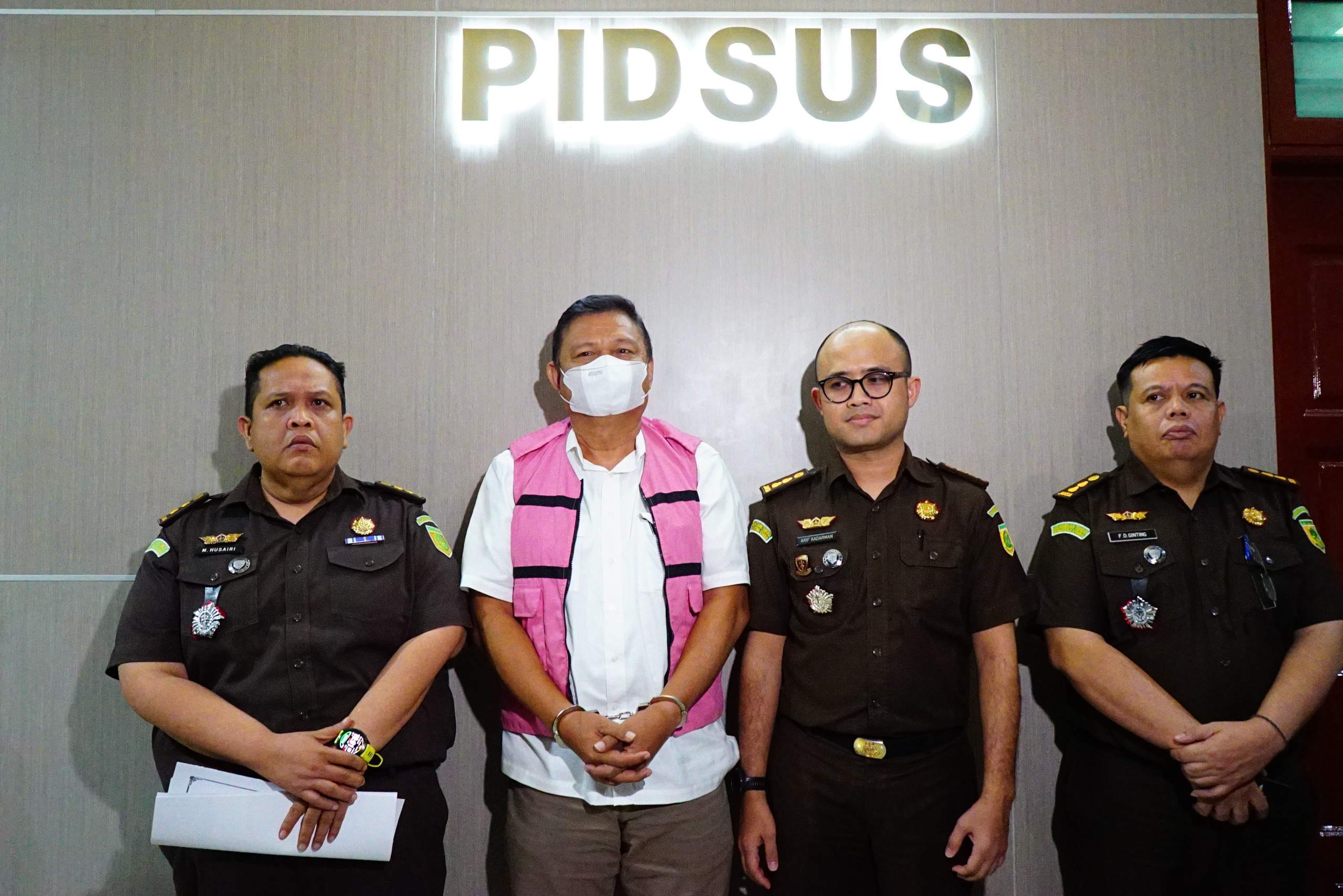 Direktur PT NDP Imam Subekti, ditahan penyidik Kejati Sumut terkait penjualan aset PTPN I, Senin (20/10) malam. (AGUSMAN/SUMUT POS)