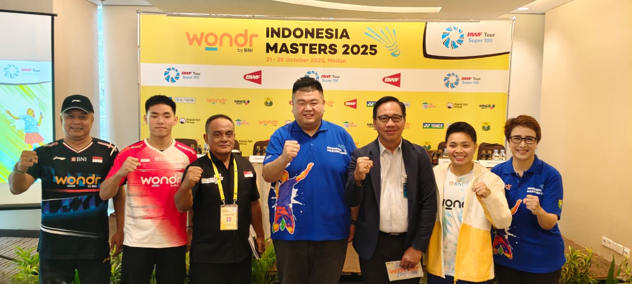 Ketua Panitia Armand Darmadji bersama Area Head BNI Regional Office 01 Bayu Pramana, Sekretaris PBSI Sumut Kusprianto, pelatih dan dua atlet bulutangkis saat memberikan keterangan pers.