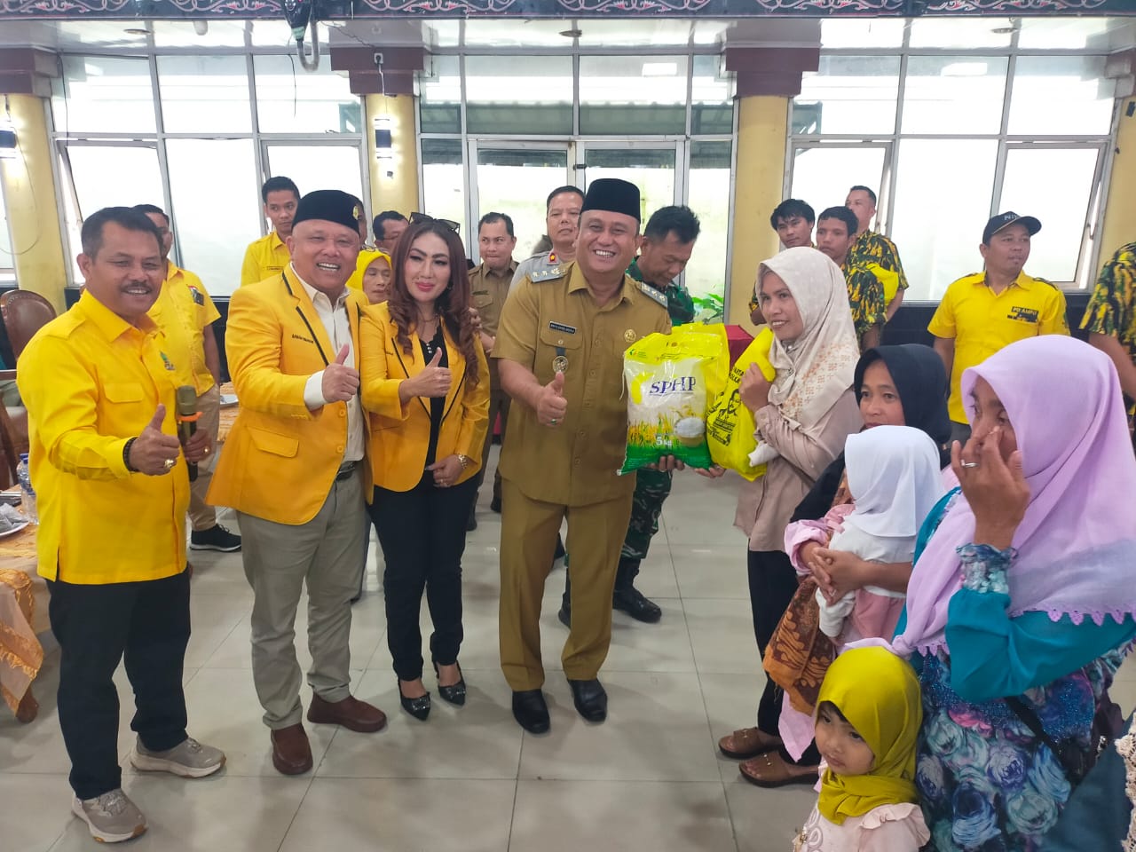 Wabup Dairi, Wahyu Daniel Sagala bersama Ketua DPD II Partai Golkar Dairi, Sabam Sibarani dan Sekretaris, Pana Akbar Simatupang serahkan sembako kepada warga peringati HUT Golkar ke-61.