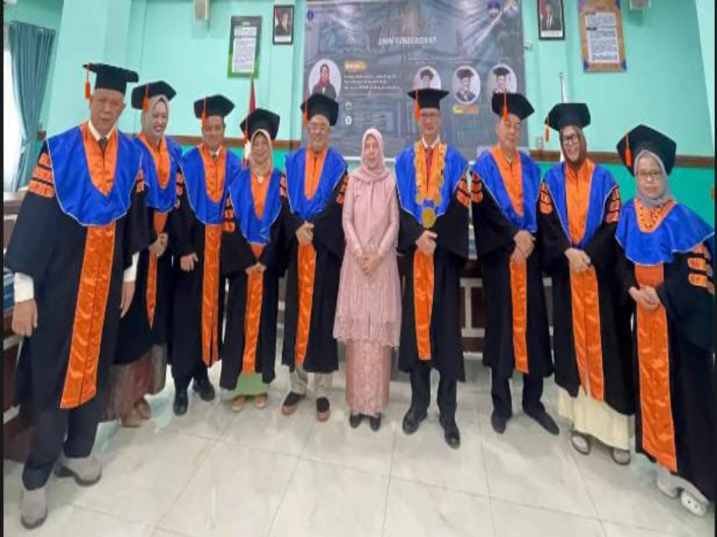 PROMOSI DOKTOR: Yuliana Kansrini bersama rektor, pimpinan sidang, penguji, promotor dan co-promotor. (Istimewa/Sumut Pos)