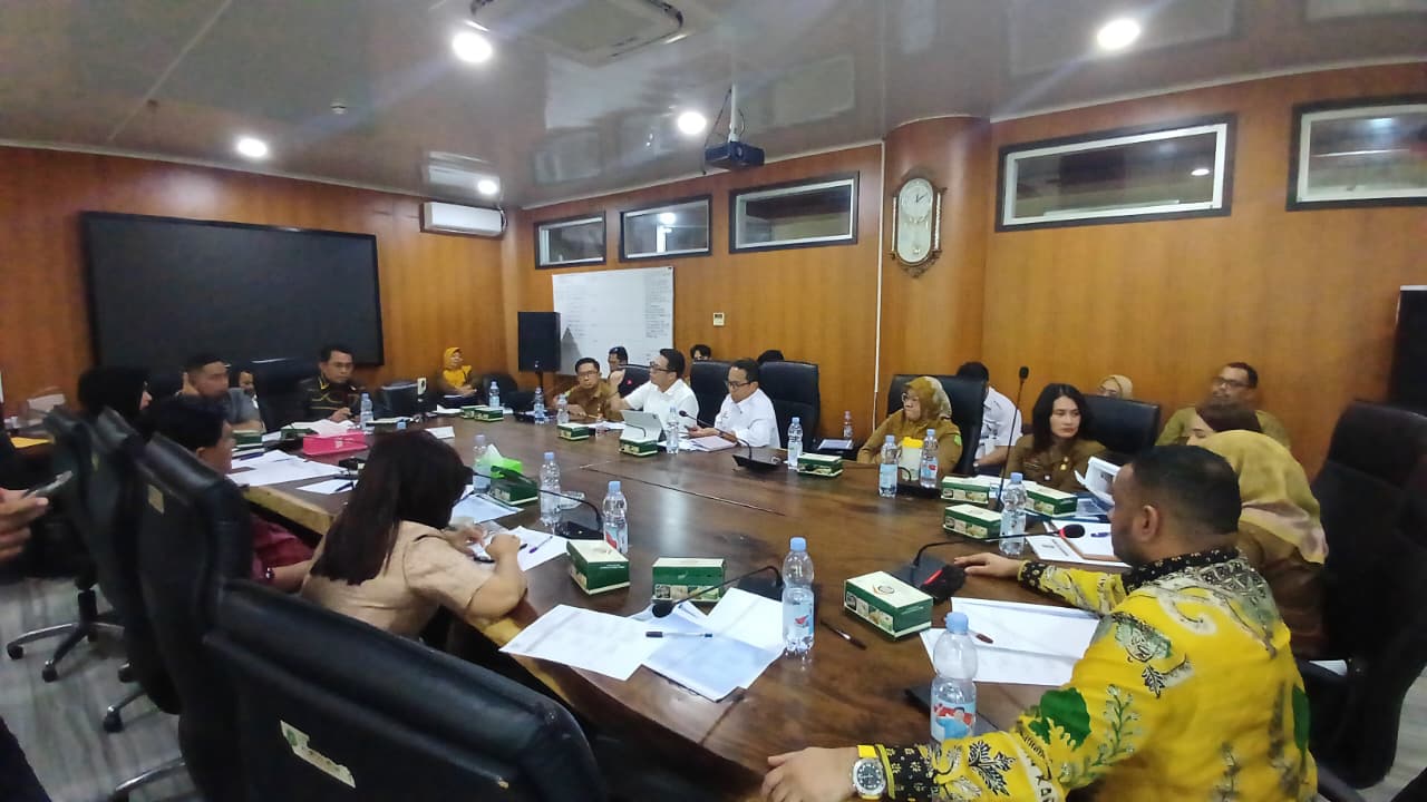 Komisi IV DPRD Medan menggelar RDP terkait penanganan banjir dengan BWSS II, BBJN, Dinas SDABMBK Kota Medan, Dinas PKPCKTR Kota Medan, dan DLH Kota Medan, Senin (20/10/2025).