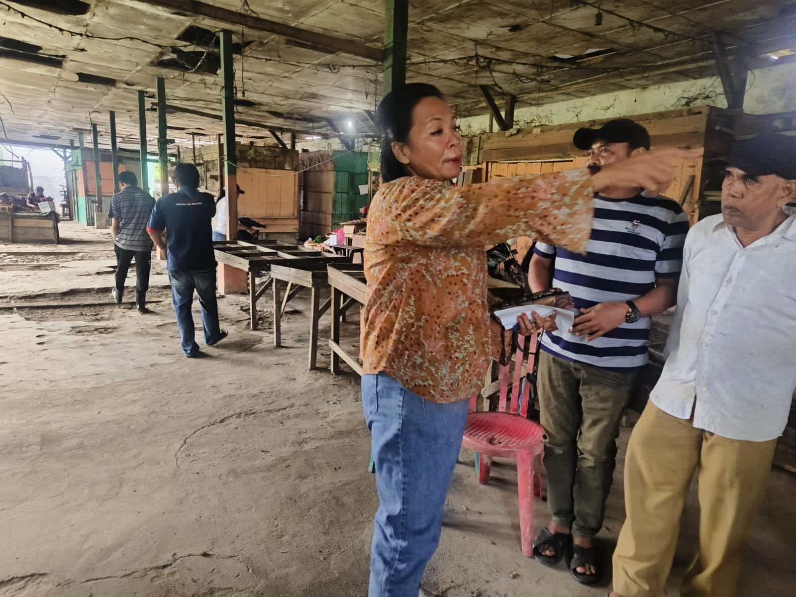 Marimbun Marpaung (batik kuning) bersama pedagang Pasar Inpres menolak relokasi, Minggu(19/10/2025). (Azan Purba/Sumut Pos)