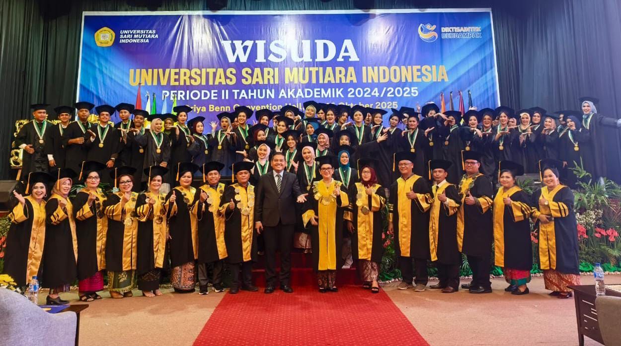 USM INDONESIA: Prof Dr Ivan Elisabeth Purba MKes dan Dr Parlindungan Purba MM bersama senat dan wisudawan USM Indonesia. (Istimewa/Sumut Pos)