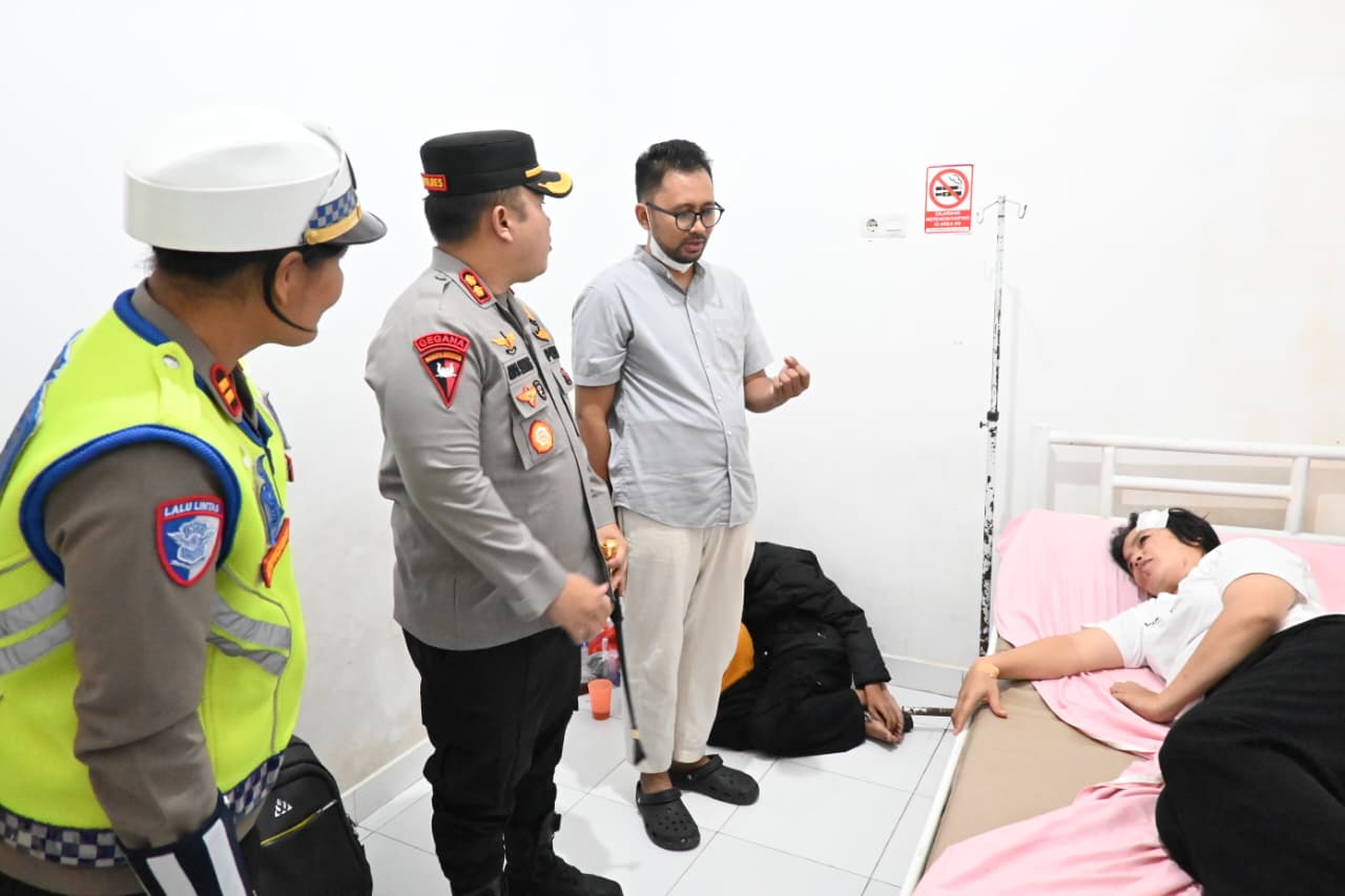 Kapolres Labusel AKBP Aditya S.P Sembiring M S.I.K dan Kasat Lantas IPTU Rostati Sihombing mengunjungi para korban di rumah sakit. (KHAIRUDDIN/SUMUT POS)