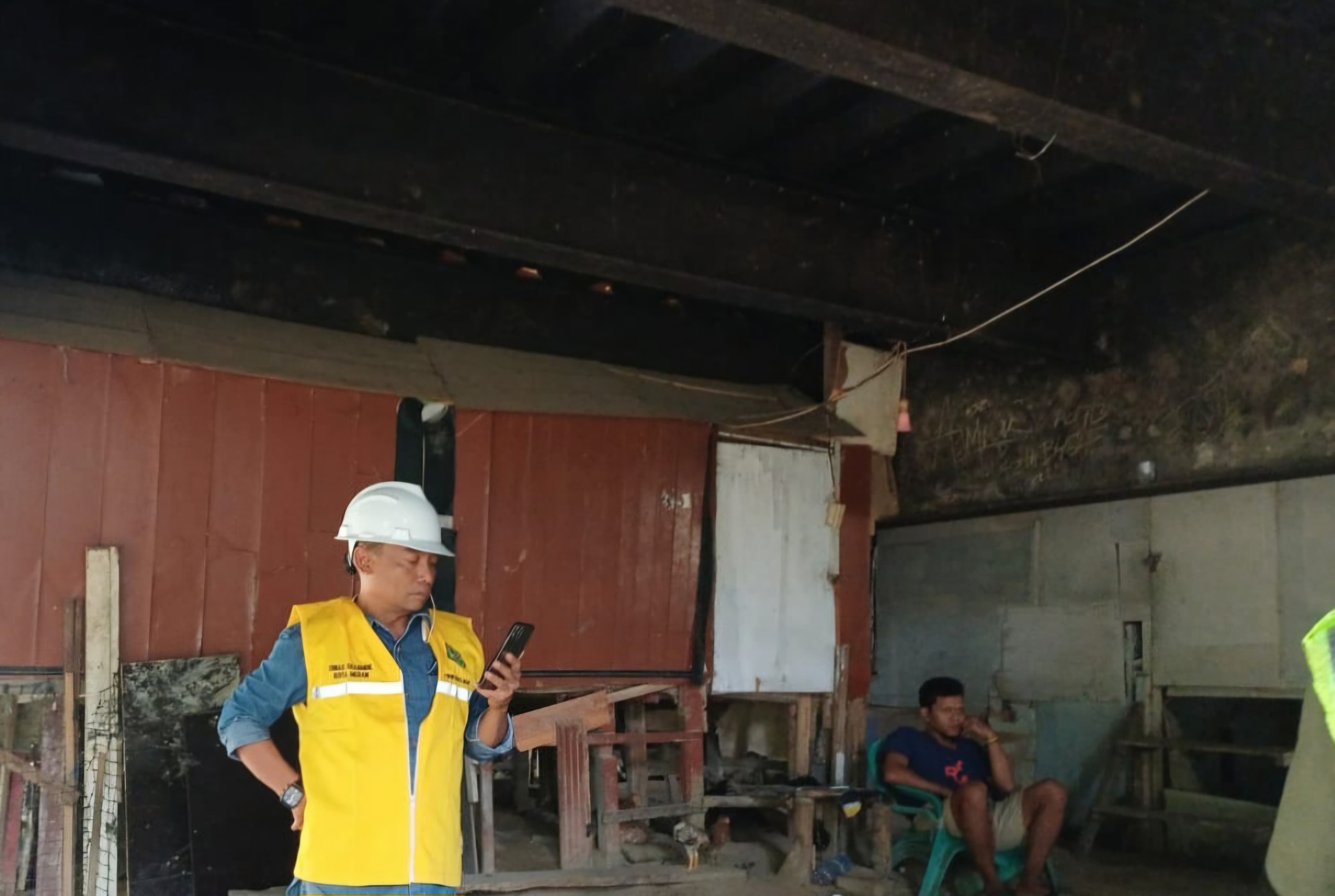 Petugas SDMBK Kota Medan menemukan bangunan yang dihuni beberapa keluarga utuh di kolong jembatan Kejaksaan. (ISTIMEWA/SUMUT POS).