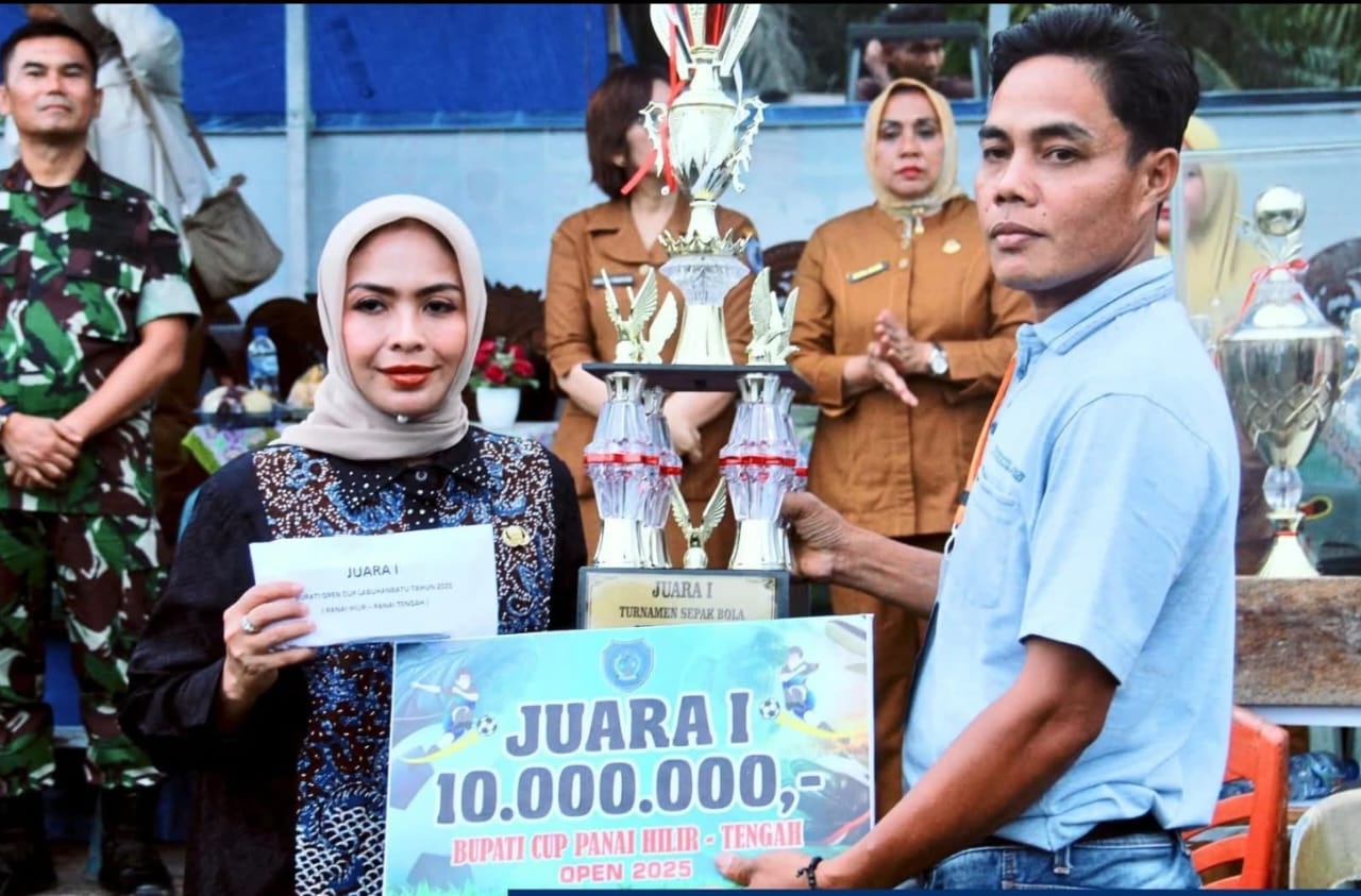 Bupati Labuhanbatu Maya Hasmita menyerahkan hadiah juara I kepada tim Khoirul Ulum FC pada penutupan Turnamen Sepakbola Bupati Cup Panai Hilir &ndash; Panai Tengah 2025. (FAJAR/SUMUT POS)