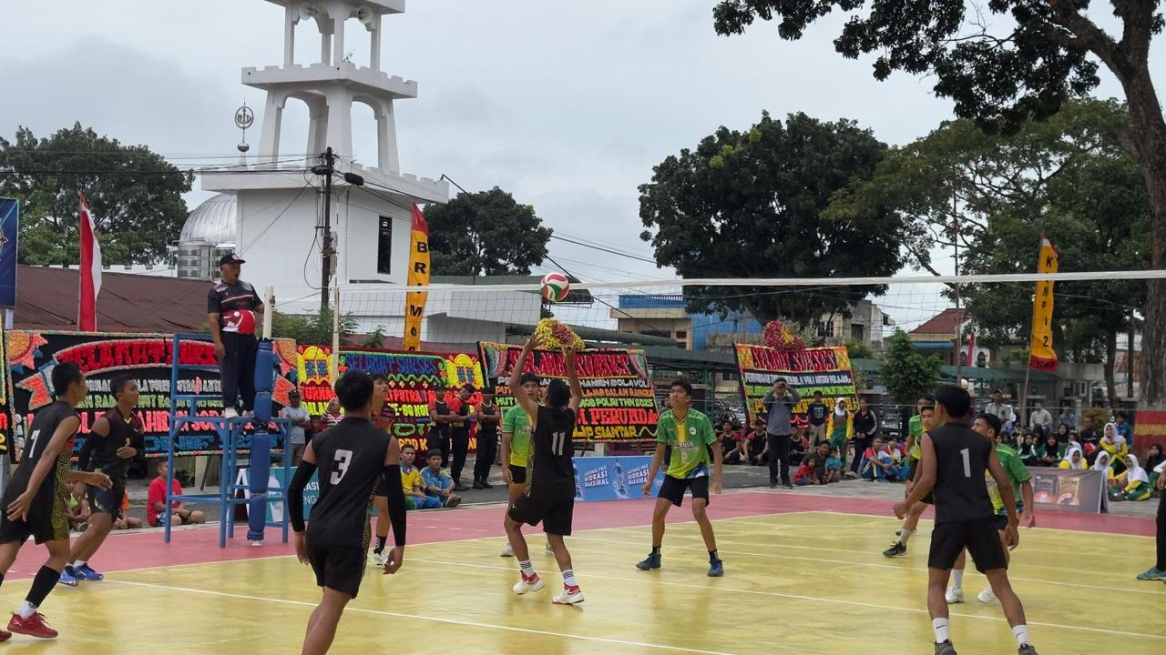 Brimob Poldasu saat ikuti Turnamen Bola Voli Antar Pelajar, di Pematangsiantar. (Sumut Pos/Dokumen Pribadi)