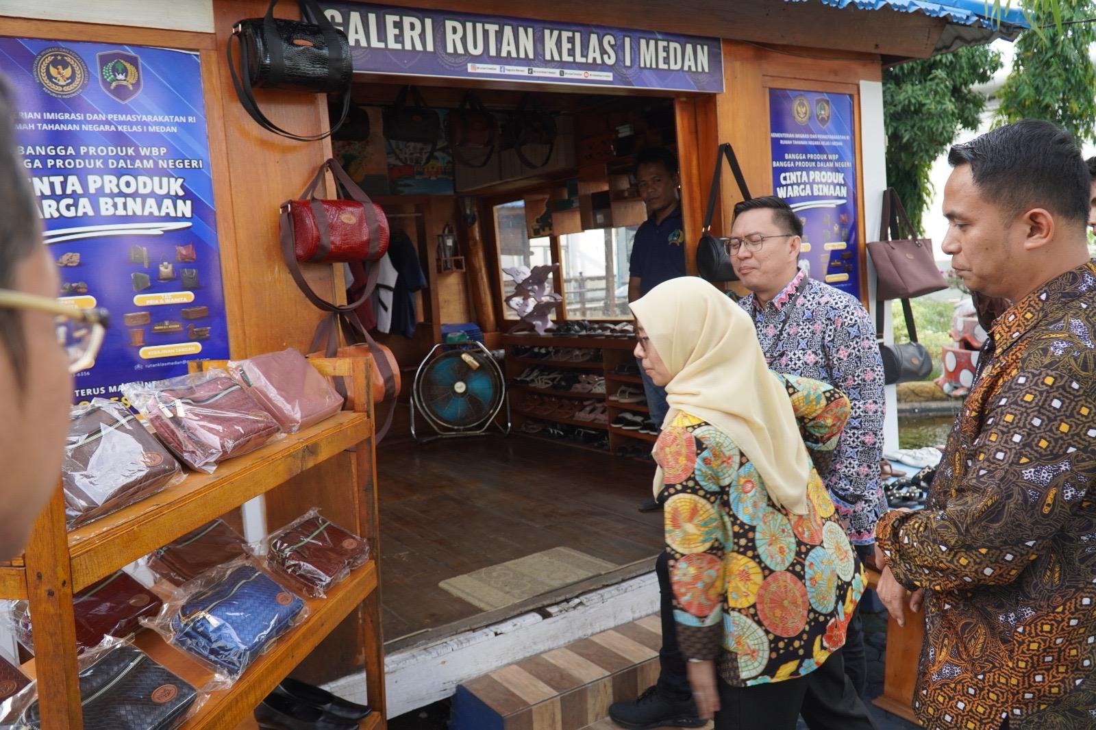 Produk-produk UMKM karya warga binaan Rutan Medan yang ditampilkan. (Ist)