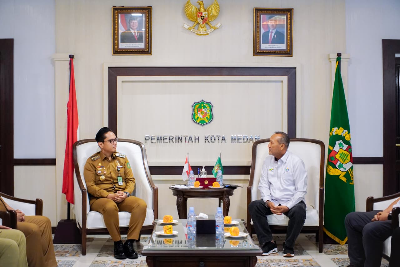 Region Head PT Perkebunan Nusantara I Regional 1 (dahulu PTPN II), Didik Prasetyo, saat bersilaturahmi dengan Wali Kota Medan, Rico Tri Putra Bayu Waaa. (Foto : PT Perkebunan Nusantara I Regional 1)