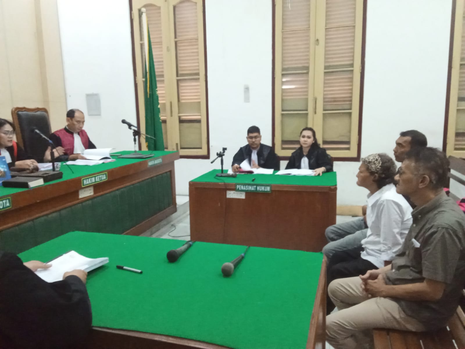 Foto: Ketiga terdakwa korupsi penguasaan aset PT KAI, menjalani sidang putusan di Pengadilan Tipikor Medan, Senin (20/10) sore. (AGUSMAN/SUMUT POS)