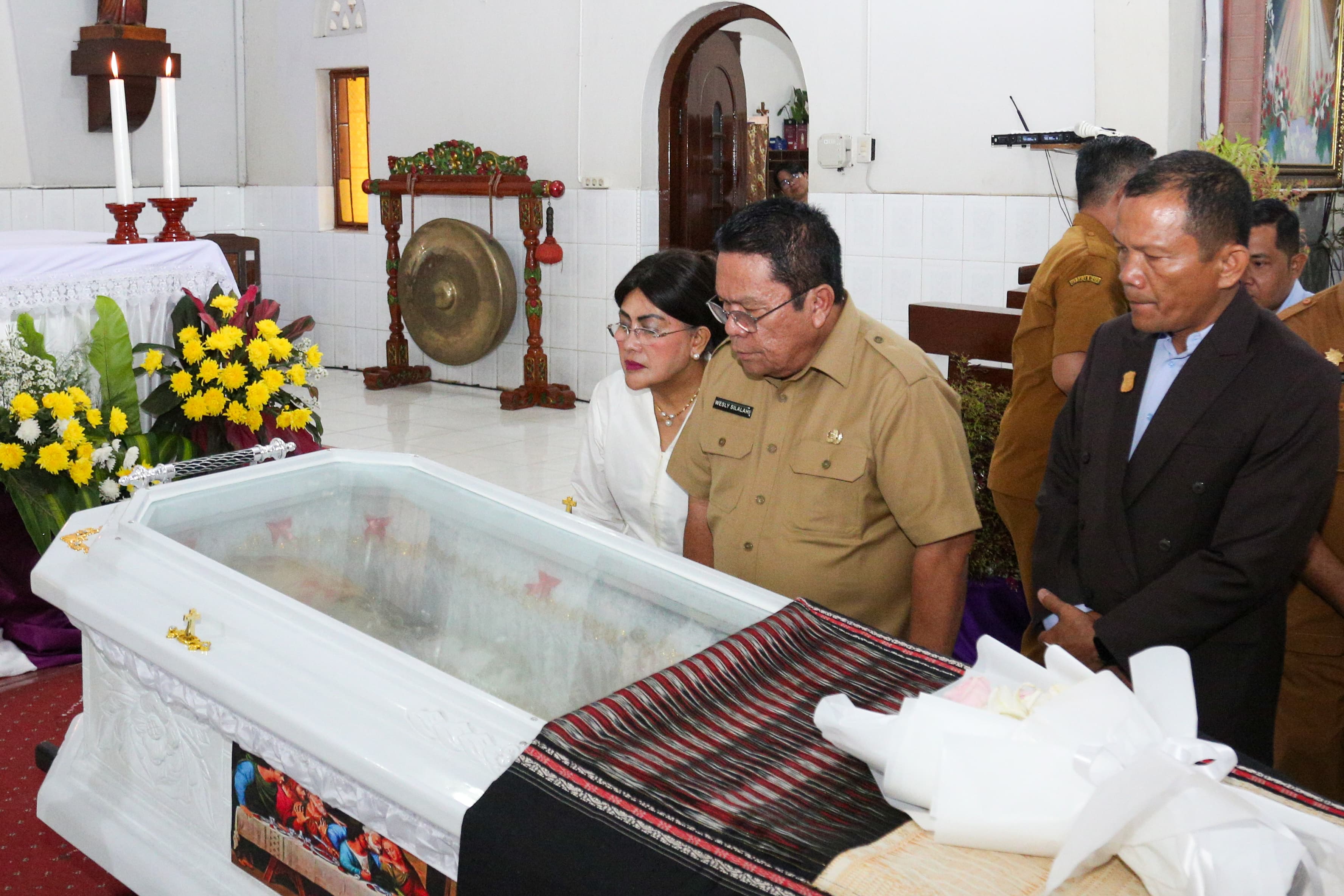 Wesly Silalahi didampingi Istri dan Wakil Ketua DPRD Siantar melihat jenazah almarhum Uskup Emeritus Keuskupan Agung Medan Mgr Alfred Gonti Pius Datubara OFMCap. (ISTIMEWA/SUMUT POS)