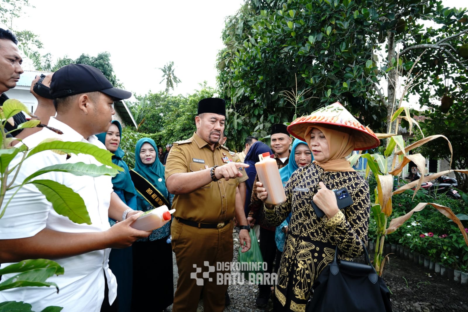 Bupati Batubara H. Baharuddin Siagian, S.H., M.Si., bersama Ketua TP PKK Kabupaten Batubara Henny Heridawaty Baharuddin sambut kunjungan Tim Evaluasi TP PKK Sumut. (KOMINFO BATUBARA/SUMUT POS)