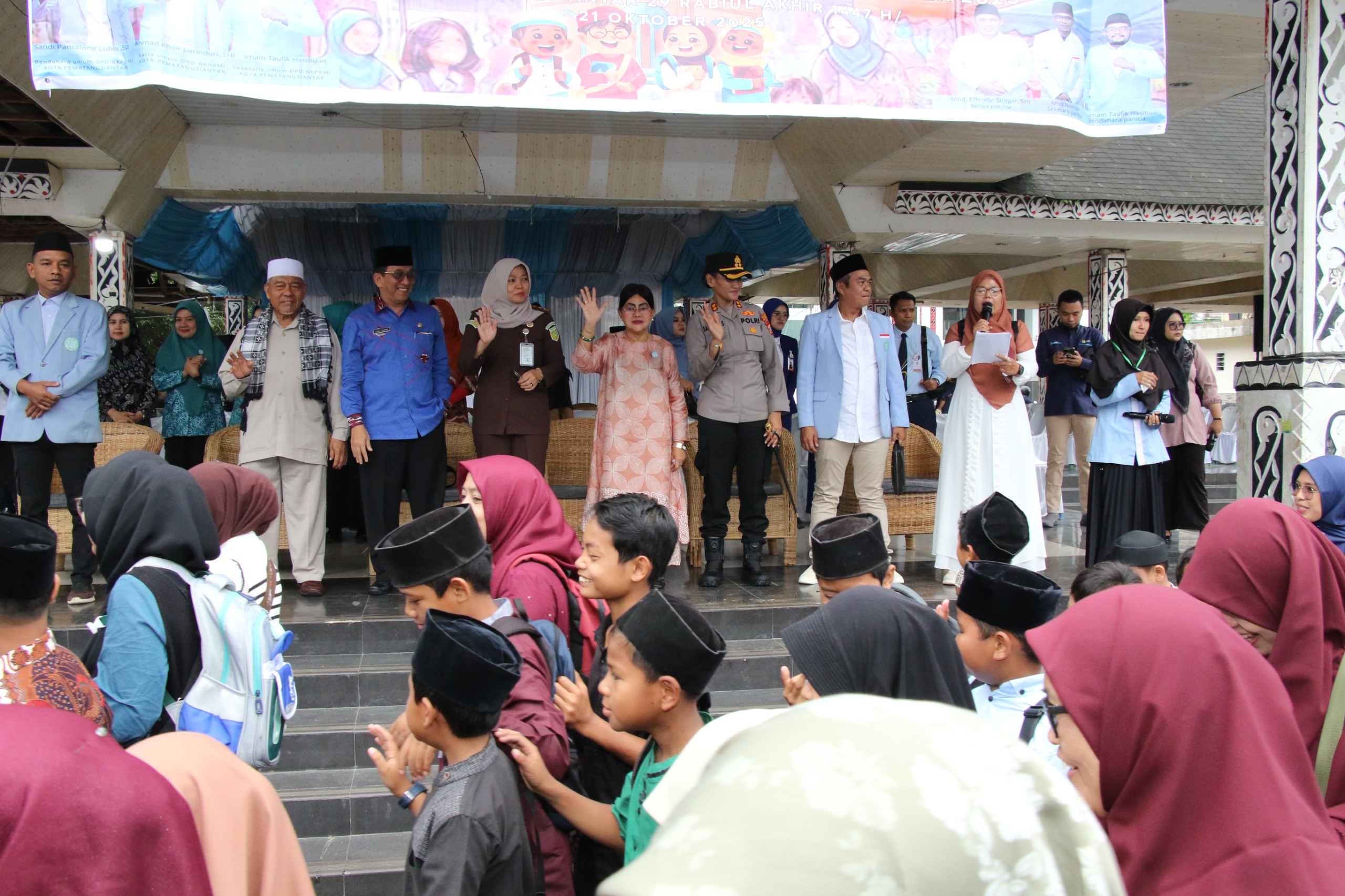 Ketua TP PKK Pematangsiantar melepas peserta Pawai Ta