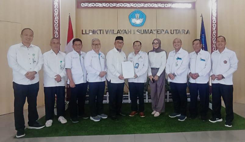 S3 PENDIDIKAN: Dr KRT Hardi Mulyono Surbakti MAP (5 kiri) menerima izin pembukaan S3 Pendidikan UMN Al-Washliyah dari Prof Saiful Anwar Matondang MA PhD, Senin (20/10). (Istimewa/Sumut Pos)