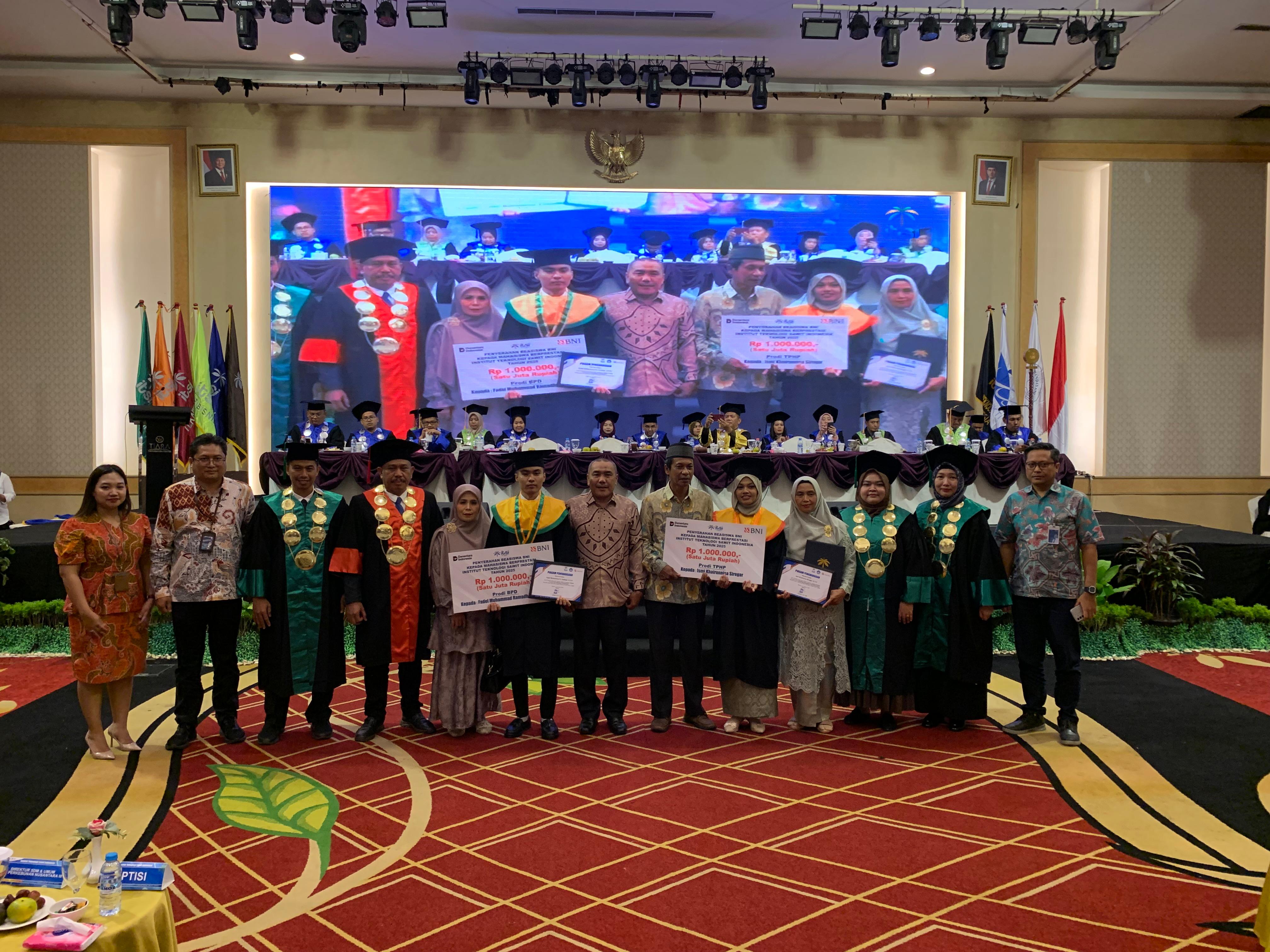 Rektor ITSI, Purjianto, SE, MM, foto bersama seluruh Rektorat dan mahasiswa dan orangtua dengan IPK tertinggi. Selasa (21/10/25). (Zulaika/Sumut Pos