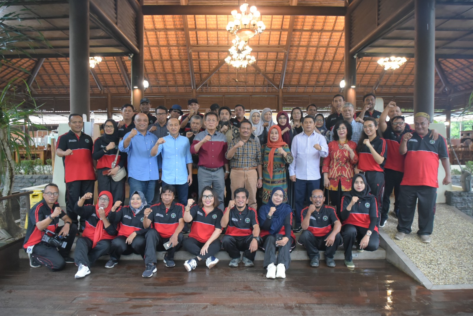 DIABADIKAN: Rektor Unimed Prof Baharuddin, Ketua Senat Unimed Prof Syawal Gultom, dan jajaran, diabadikan bersama para jurnalis pendidikan mitra pada kegiatan Media Gathering dan Outbound.