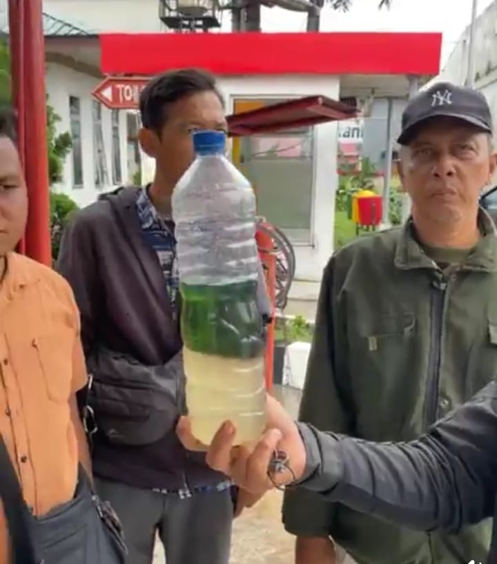 Warga menunjukkan bbm pertalite mengandung air hingga mengakibatkan kendaraan mereka mogok usai isi BBM di SPBU. (ISTIMEWA/SUMUT POS)