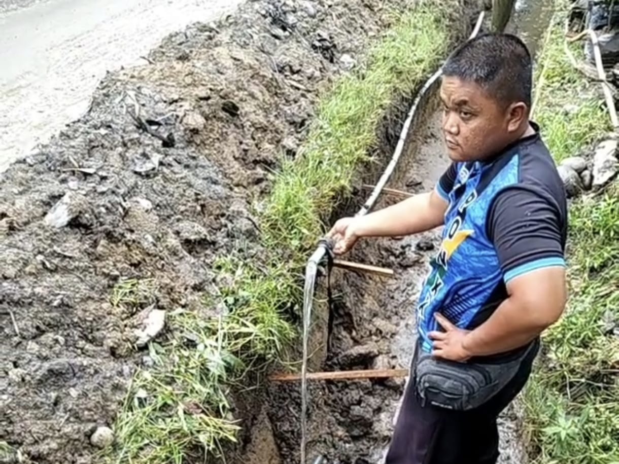 Petugas PDAM Tirtasari Binjai saat menunjukkan air yang buruk sudah bersih usai diperbaiki di Binjai Utara. (Istimewa/Sumut Pos)